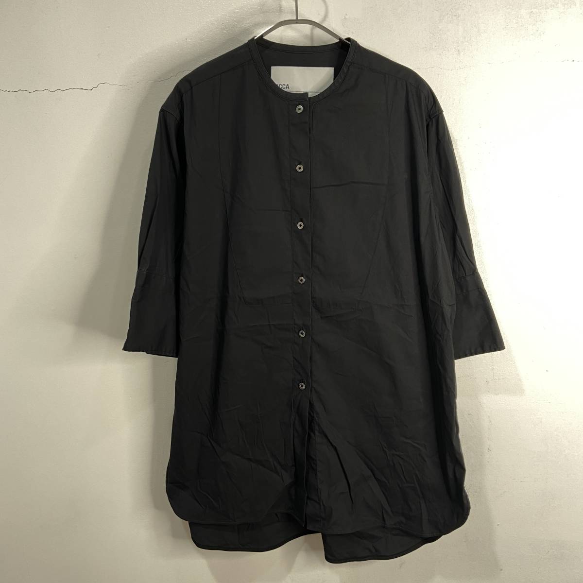 送料無料☆TICCA☆ティッカ☆バンドカラーロングシャツ☆ノーカラーシャツ☆七分袖☆ブラック☆レディースFサイズ☆C23拍卖