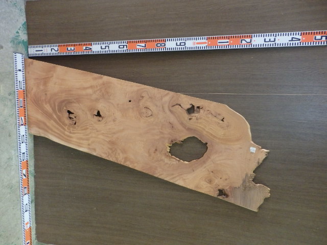 e3032356●約1m36cm×42cm~45.5cm×1.2cm 欅☆無垢板1枚板 木材 板 DIY 板材 天板 棚板 テーブル 看板 花台など種類豊富!拍卖