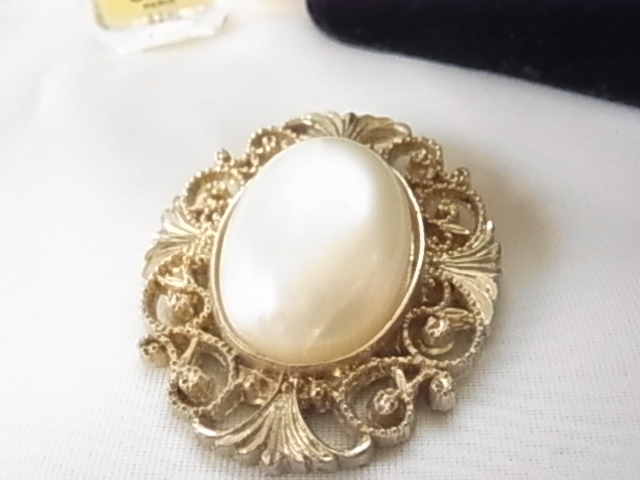 シェル調 パールのようなカラー クラシカルなデザイン ブローチ◇拍卖