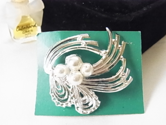 パール調 プラ製 上品なデザイン ブローチ◇拍卖