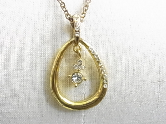 ◆輝くキュービックジルコニア 中央で揺れるのが素敵 エレガントなデザインのネックレス拍卖