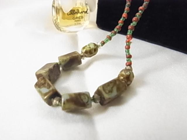 ◆グリーン系のストーンにグリーンとレッドのビーズ 華奢なデザインのネックレス拍卖