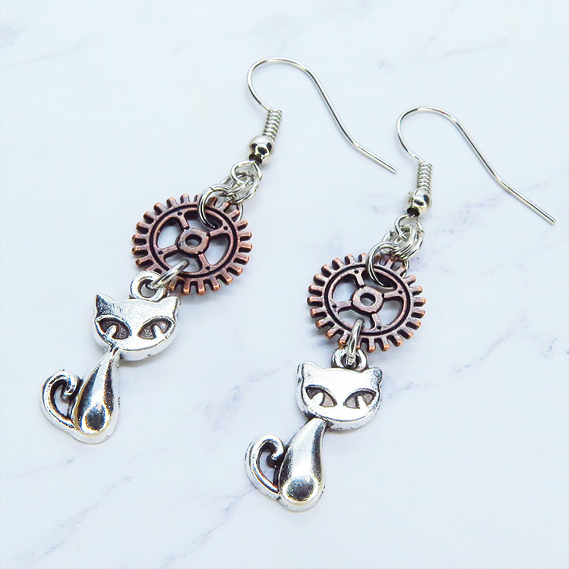 アンティークシルバーの猫とアンティークブロンズの歯車モチーフを組み合わせたコンパクトなピアス スチームパンク風 サージカル可拍卖