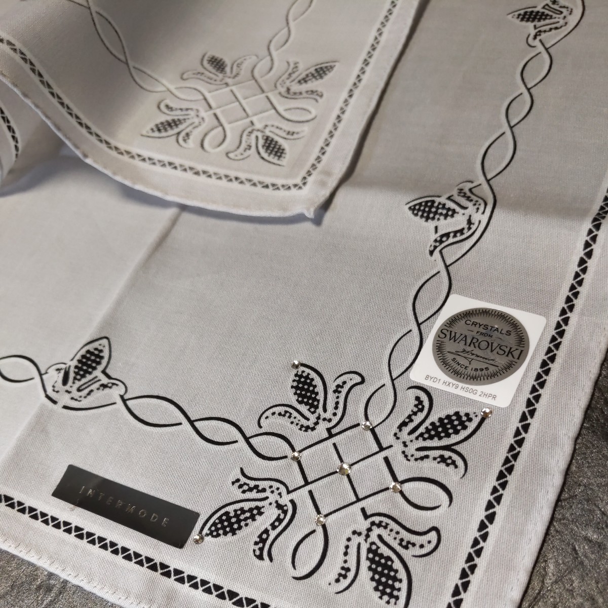 インターモード INTERMODE ハンカチ 50×50cm スワロフスキー クリスタル ガラスの装飾を施し!グレー / 川辺拍卖