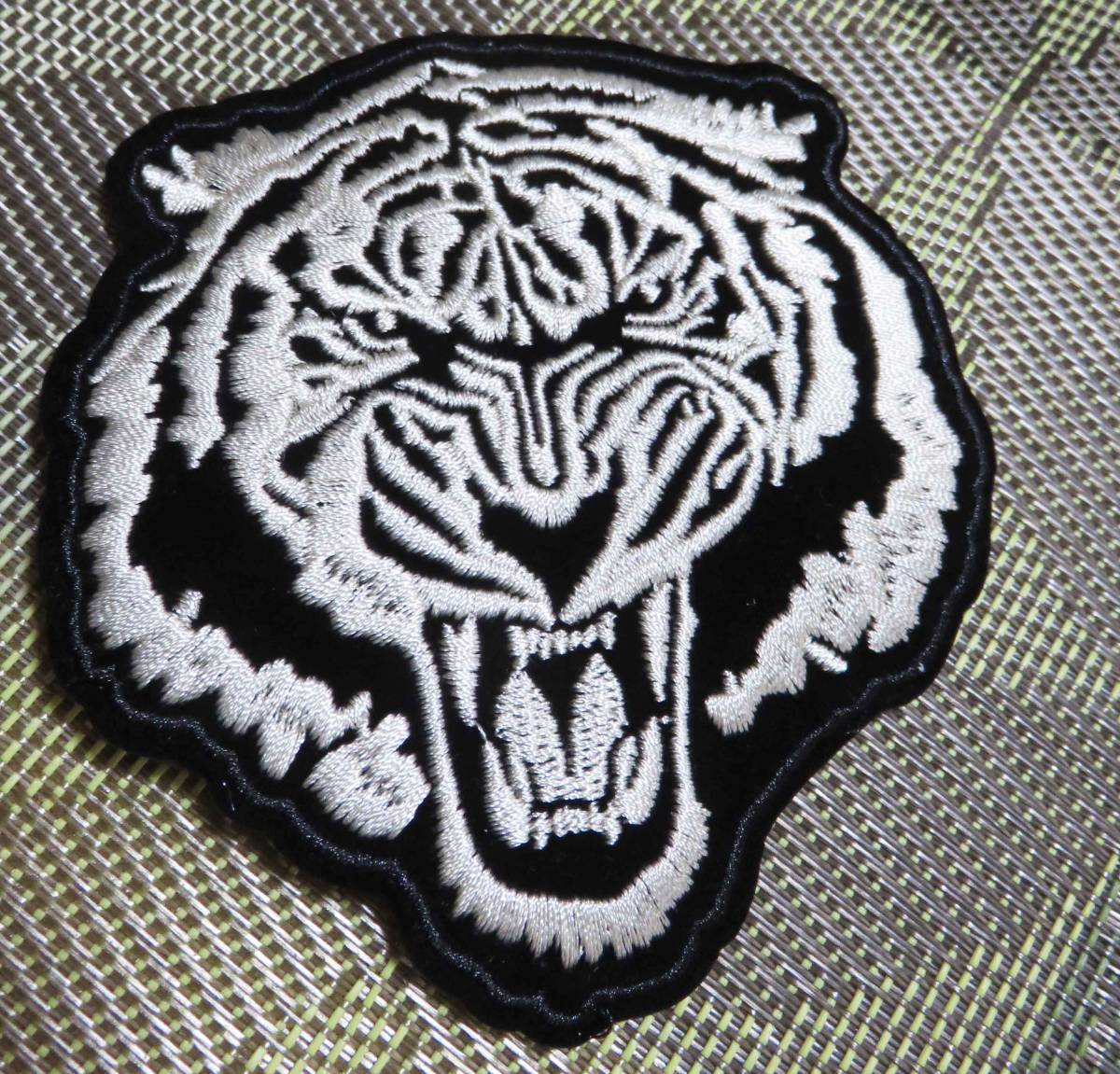白銀◎虎顔◆新品■闘魂 威圧 激オコTIGERとら トラ 刺繍ワッペン◆フライトジャケット◇ミリタリー・サバゲー◇■洋服・衣類・衣服DIY拍卖