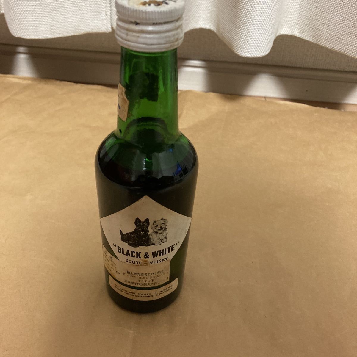 新品・未使用 送料920円 190ml BLACK & WHITE ブラック & ホワイト ティンキャップ スコッチ ウイスキー 未開封 古酒 旧ボトル拍卖