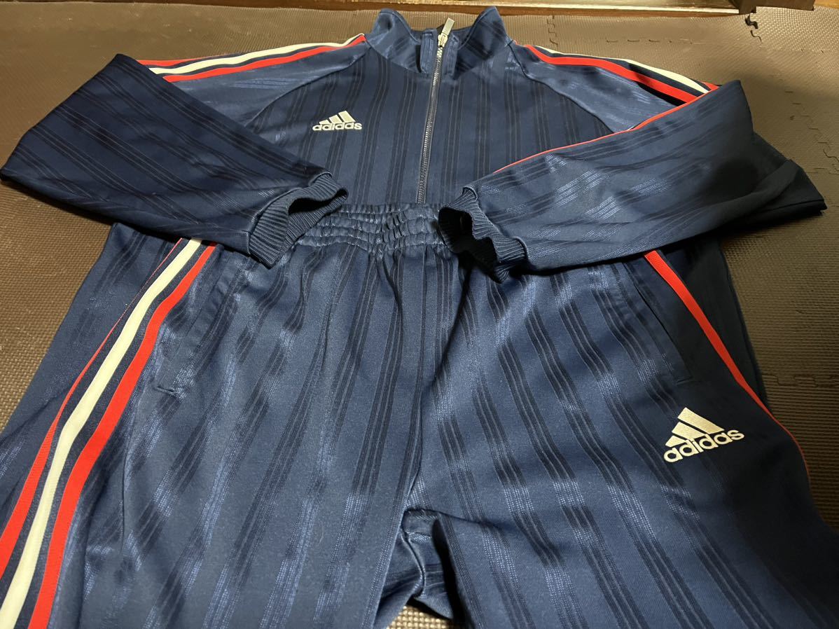 adidas濃紺ストライプ、ロゴシルバー(刺繍)ライン白、赤、バックプリント上下セット サイズO拍卖