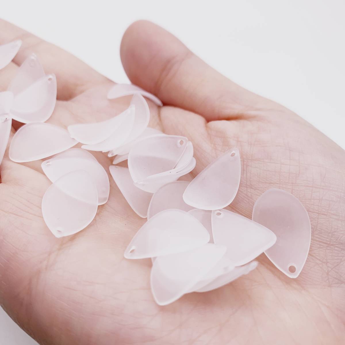 アクリルビーズ 白い花びら 5g 約30個拍卖