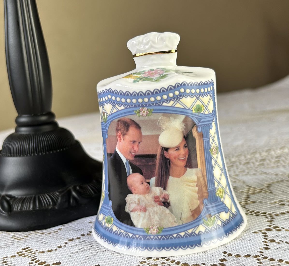 英国王室 ロイヤルファミリー◆2013年 プリンスジョージ 洗礼式記念 ウイリアム王子&キャサリン妃 エインズレイ500点限定ベル拍卖