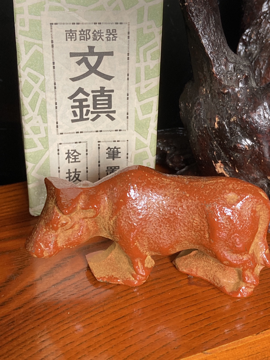 【特選南部鉄器文鎮・牛栓抜き】箸置き ペーパーウェイト 箱入り 保管品 おもり 書道【23/03 TY-6A】拍卖