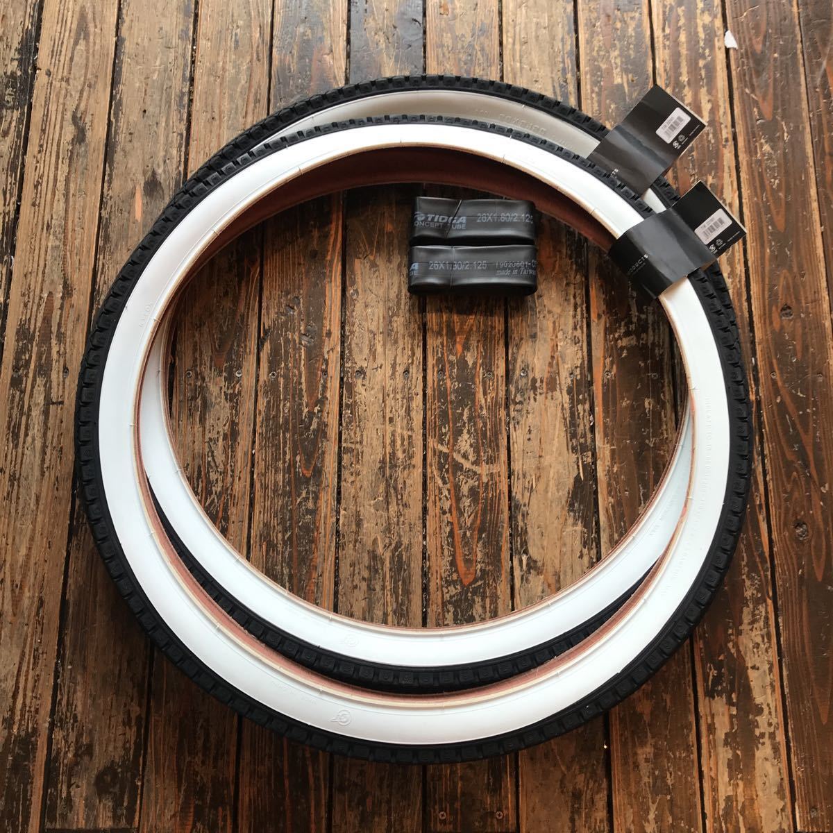 【新品・未使用】ストラット・オー・バルーン_26×2.125_ブラック×ホワイトウォール_同サイズチューブ付き2本セット拍卖