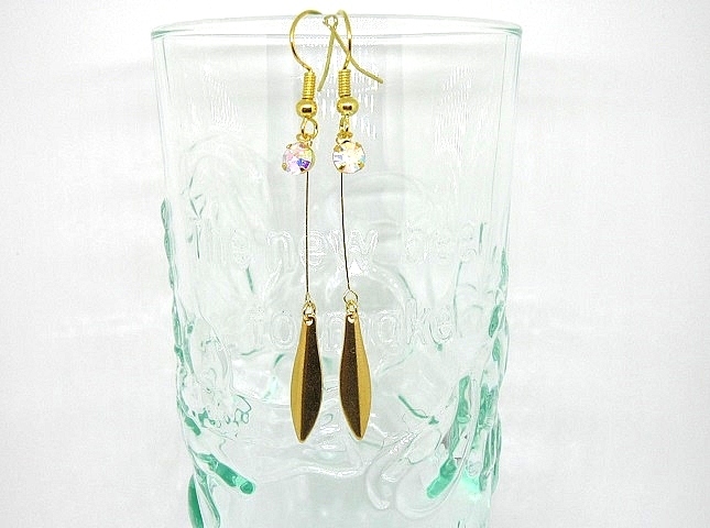 ★大人ピアス リーフとビジューのシンプルピアス イヤリング ロング 葉 キラキラ ゴールド拍卖