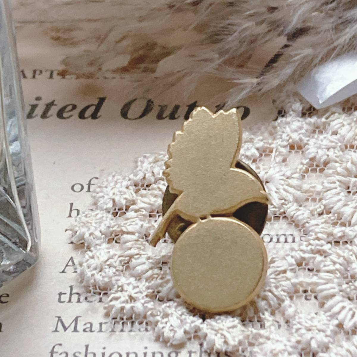 ヴィンテージラペルピン つや消しゴールド 鳥 ピンバッジ フラワーホール☆vintage jewelry accessories 0889拍卖