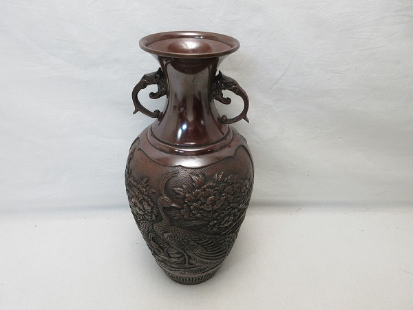 504334 【 ほぼ未使用 中国 華道具 銅花瓶 欽成造 銅印 クジャク 獣耳付 牡丹柄 重さ 2.8KG 箱無】 検) 作家物 花器 花入れ 在銘 古玩ⅱ拍卖