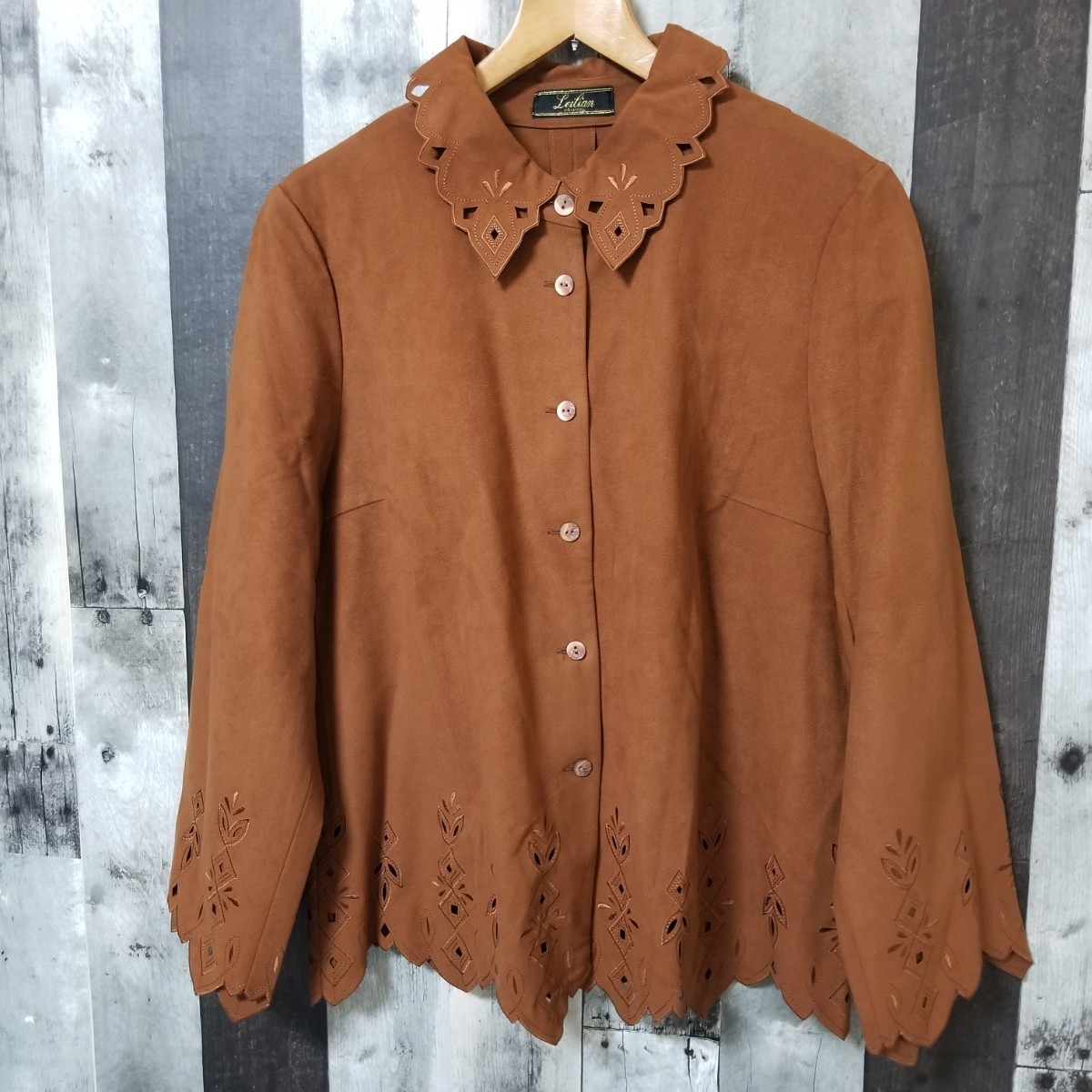 Leilian レリアン デザイン シャツ フェイクスエード 大きいサイズ 13+ 刺繍 ブラウン系 レディース拍卖