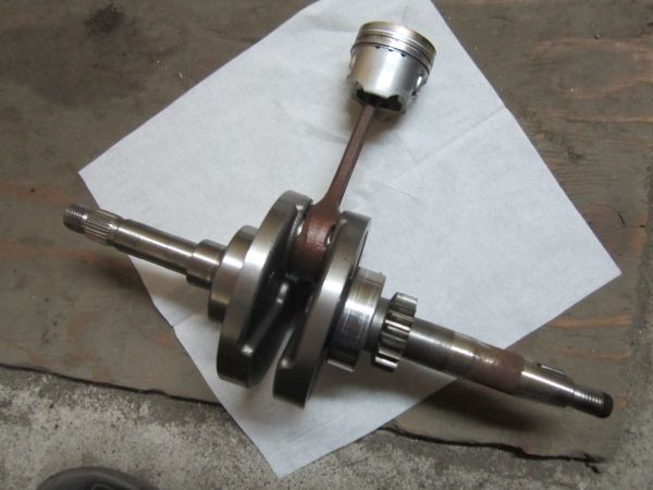 チョイノリ CZ41A エンジンピストン、クランクシャフトセット、ベアリング左右あり 50㏄ 純正 宅配便の場合60サイズ 管理NO、4002拍卖