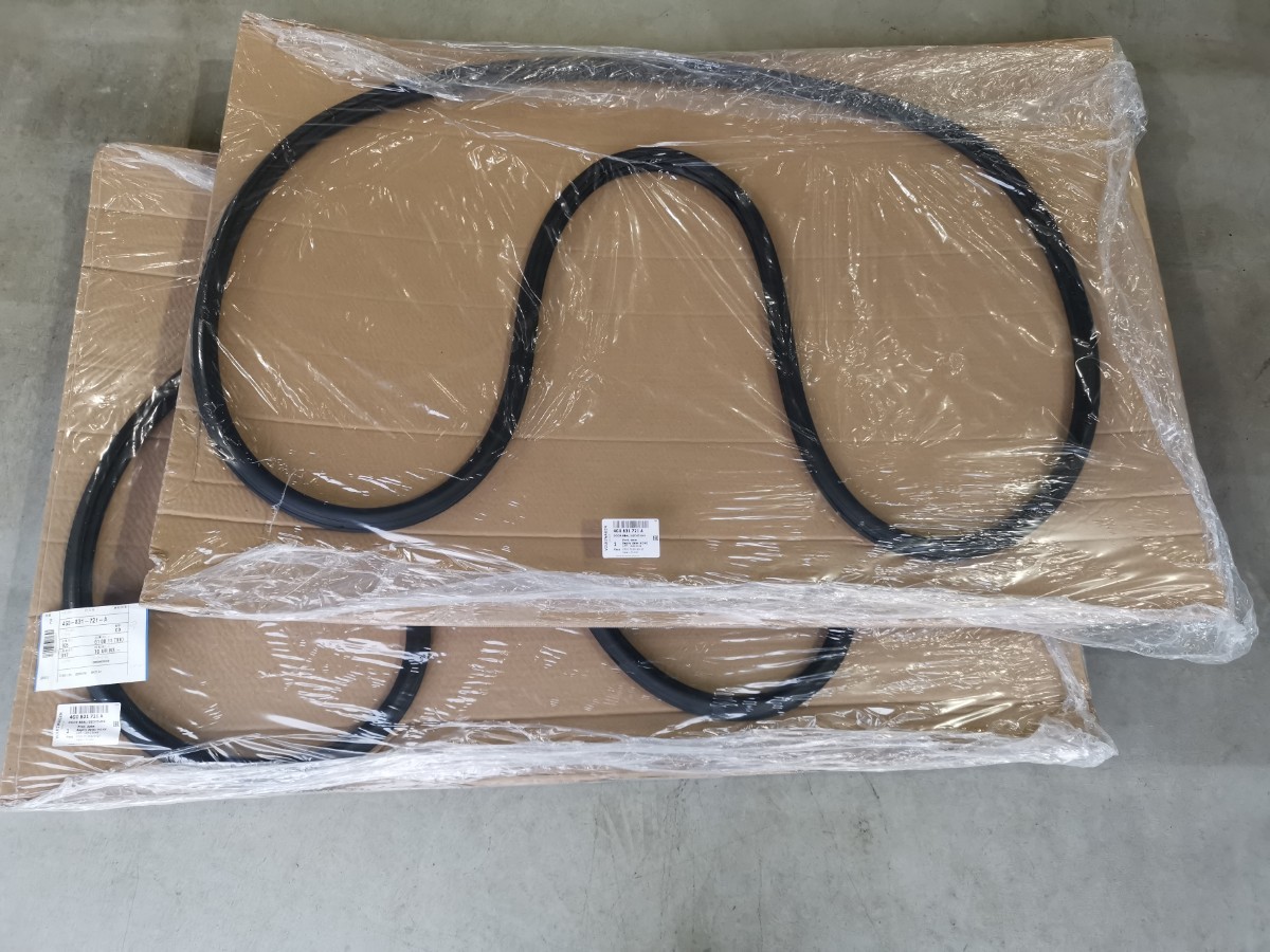 AUDI アウディ C7 A6 S6 フロントドア用 ウェザーストリップ 4G0831721A 左右セット ドアシール 拍卖