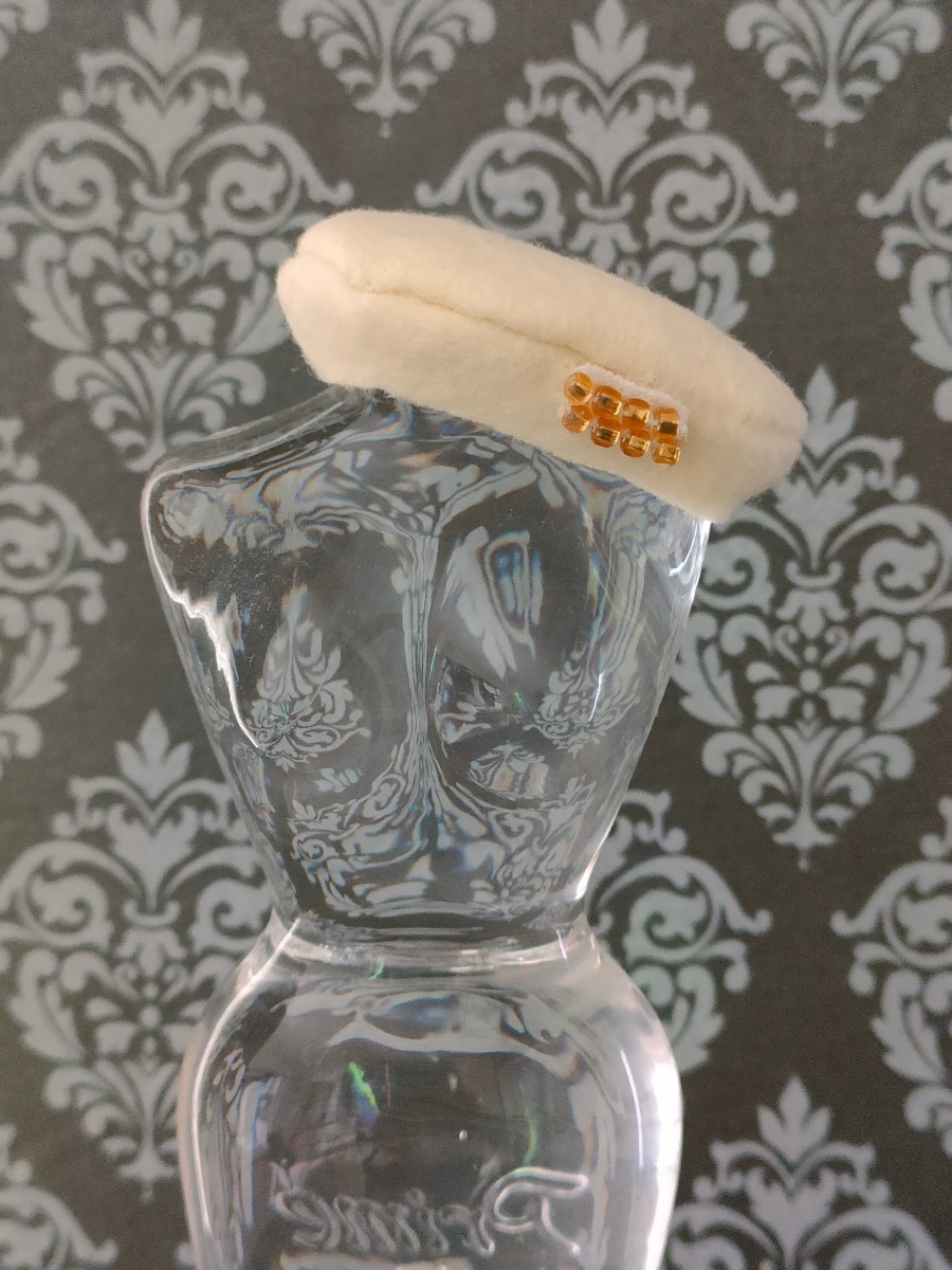 tia*゜☆ドール用 ベレー帽 オフホワイト ゴールド モチーフ付 帽子 ぼうし momoko バービー サイズ 1/6ドール アウトフィット拍卖