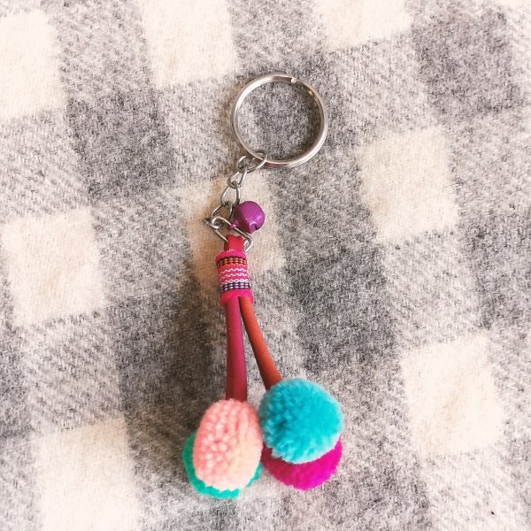 新品&即決◎タイのカラフルポンポンのキーホルダーG拍卖
