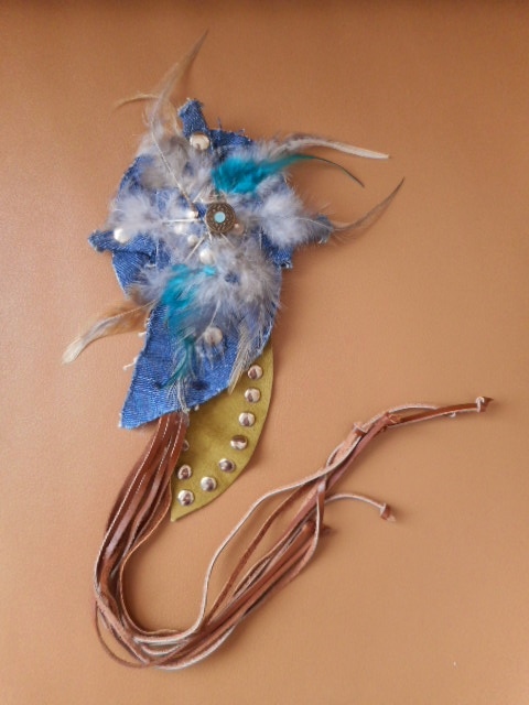 ◆未使用◆リメイクジーンズ風 羽や皮革やボタンが付いたブローチ・アクセサリー/チャーム 服やバッグに・・拍卖