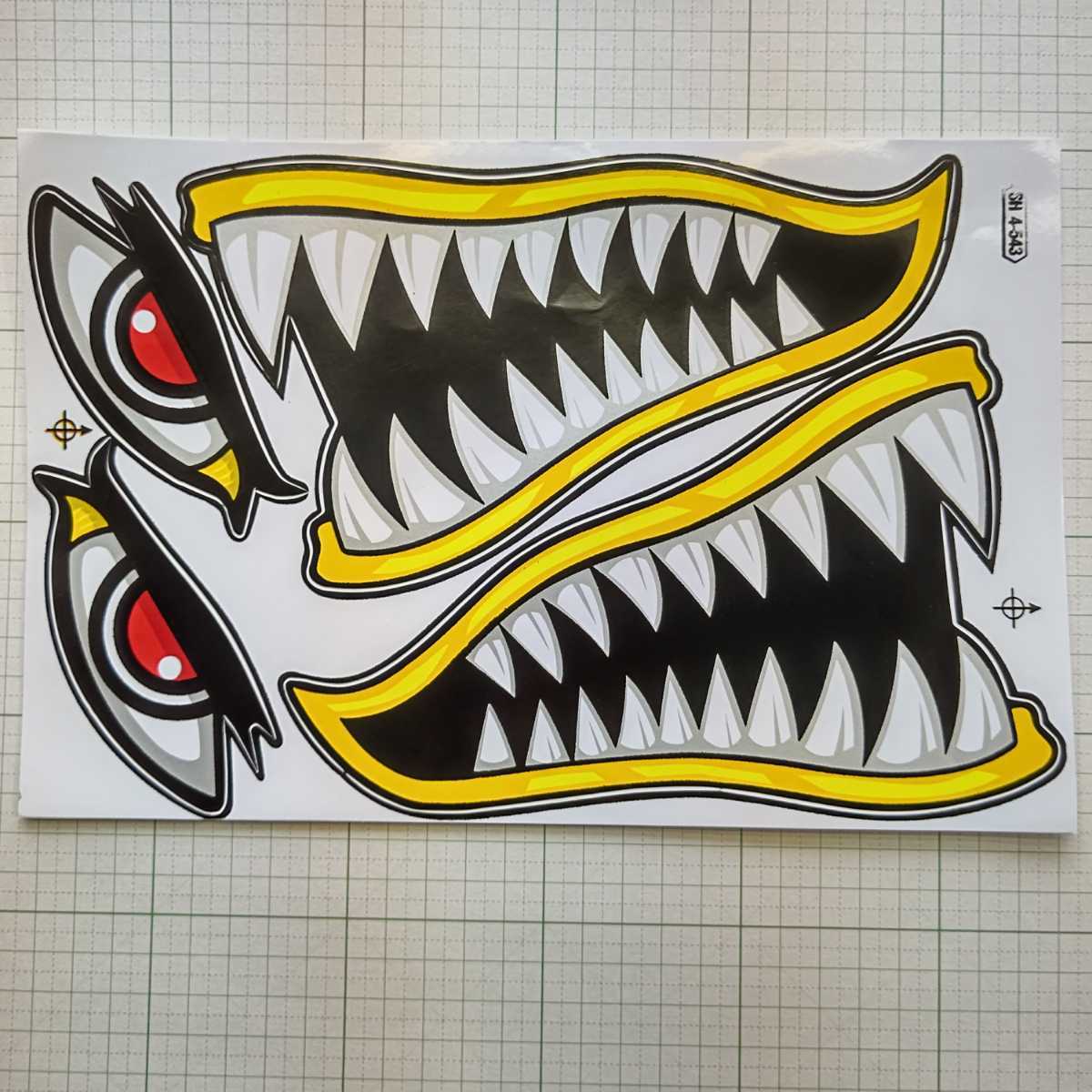 ★47・黄 牙 目 眼 口 ステッカー 1枚 耐水 防水 ガソリン タンク ヘルメット 左右 セット カウル ファントム トムキャット 戦闘機 バイク拍卖