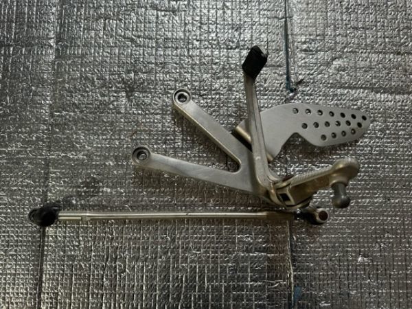 YAMAHA ヤマハ YZF-R1 5JJ/4XV/RN04 2000年(00~01) 純正 メイン ステップ プレート ホルダー シフト チェンジ ペダル 左 No.1282拍卖