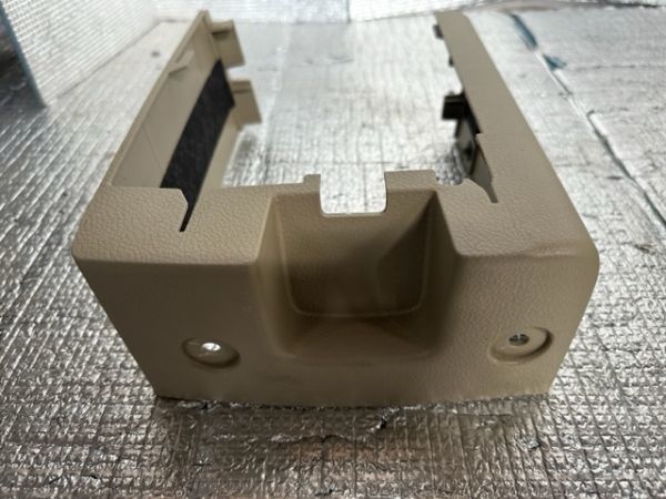 日産 NISSAN セレナ SERENA C25 純正 ★部品取り車 ばら売り★ カバー レッグ 2ND センター シート 88224 CY000 No.1297拍卖