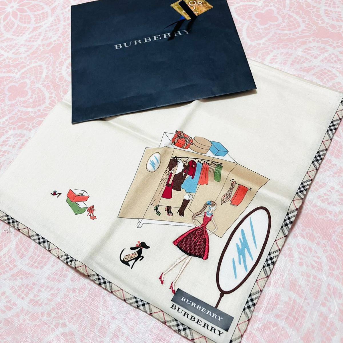 【希少】新品/BURBERRY/女の子/大判ハンカチ/正規品/綿100%/未使用/即決/匿名発送/バーバリー/ノバチェック/女性/スカーフ/ドレス柄/犬イヌ拍卖