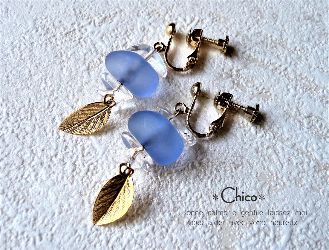 ◆ヴィンテージアクリル マットライトブルー&天然水晶&ゴールドリーフ ハンドメイドイヤリング ♪ ★2点以上送料無料!★拍卖