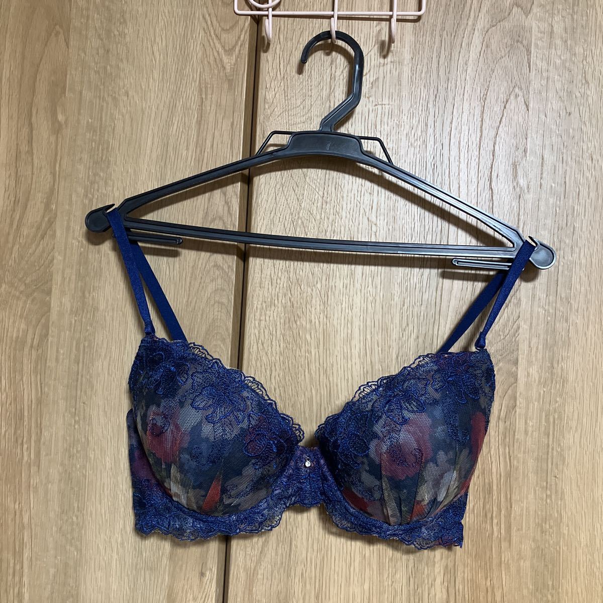 【新品】ブラジャー◆紺xレースx花柄☆ ワイヤー入り◆サイズE75◆アウトレット拍卖