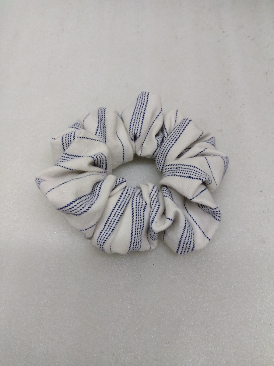 ☆ハンドメイド☆シュシュ やや白に点線ライン拍卖