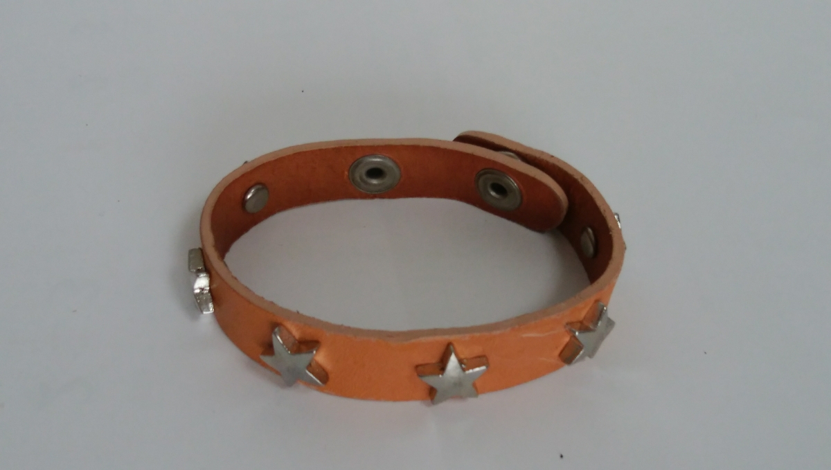 値下げ!未使用。ブレスレット ハト メ型 可愛い星型 黄土色系は、肌馴染みよくオシャレ 腕輪サイズボタン穴調整、約17cmと約20cm拍卖