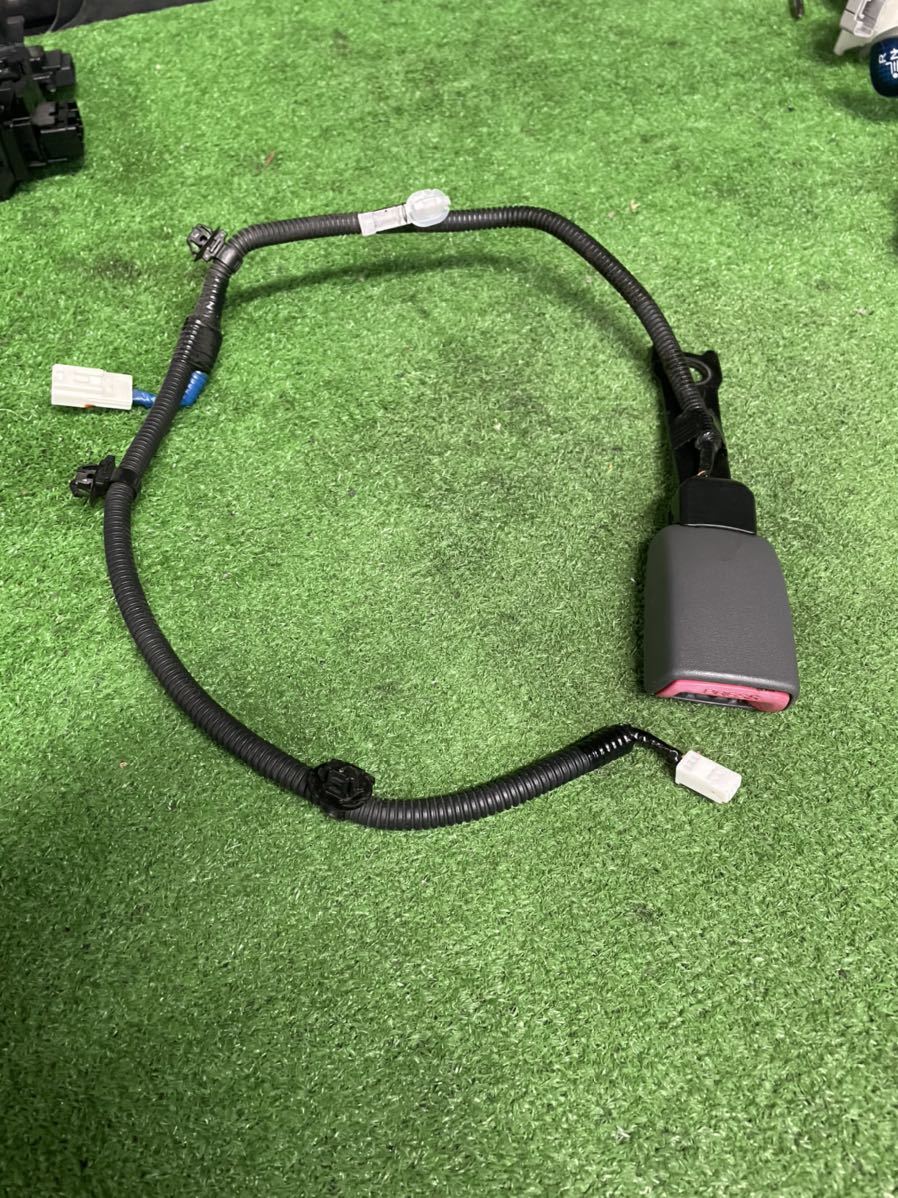 212 トヨタ ZVW 30 プリウス 助手席 シートベルト キャッチ バックル 黄-772拍卖