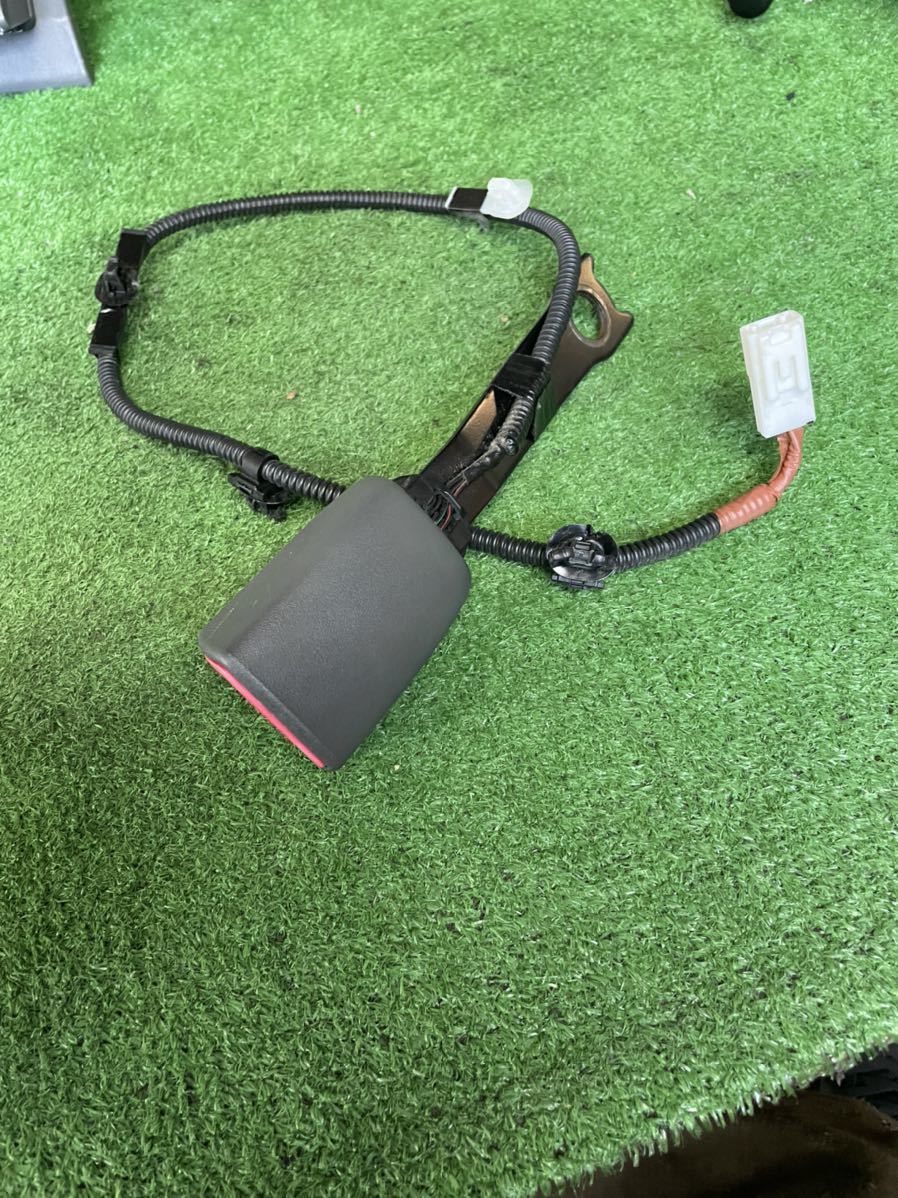 213 トヨタ ZVW 30 プリウス 運転席 シートベルト キャッチ バックル 黄-72拍卖