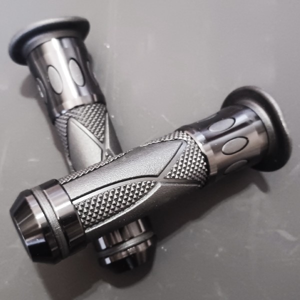 ZZR250 ZZR400 ZX-4R ZZR600 ZZR1100 ZZR1200 ZZR1400 ZXR400 ZXR750 汎用 アルミ ラバー グリップ ハンドル バーエンド アクセル 黒拍卖