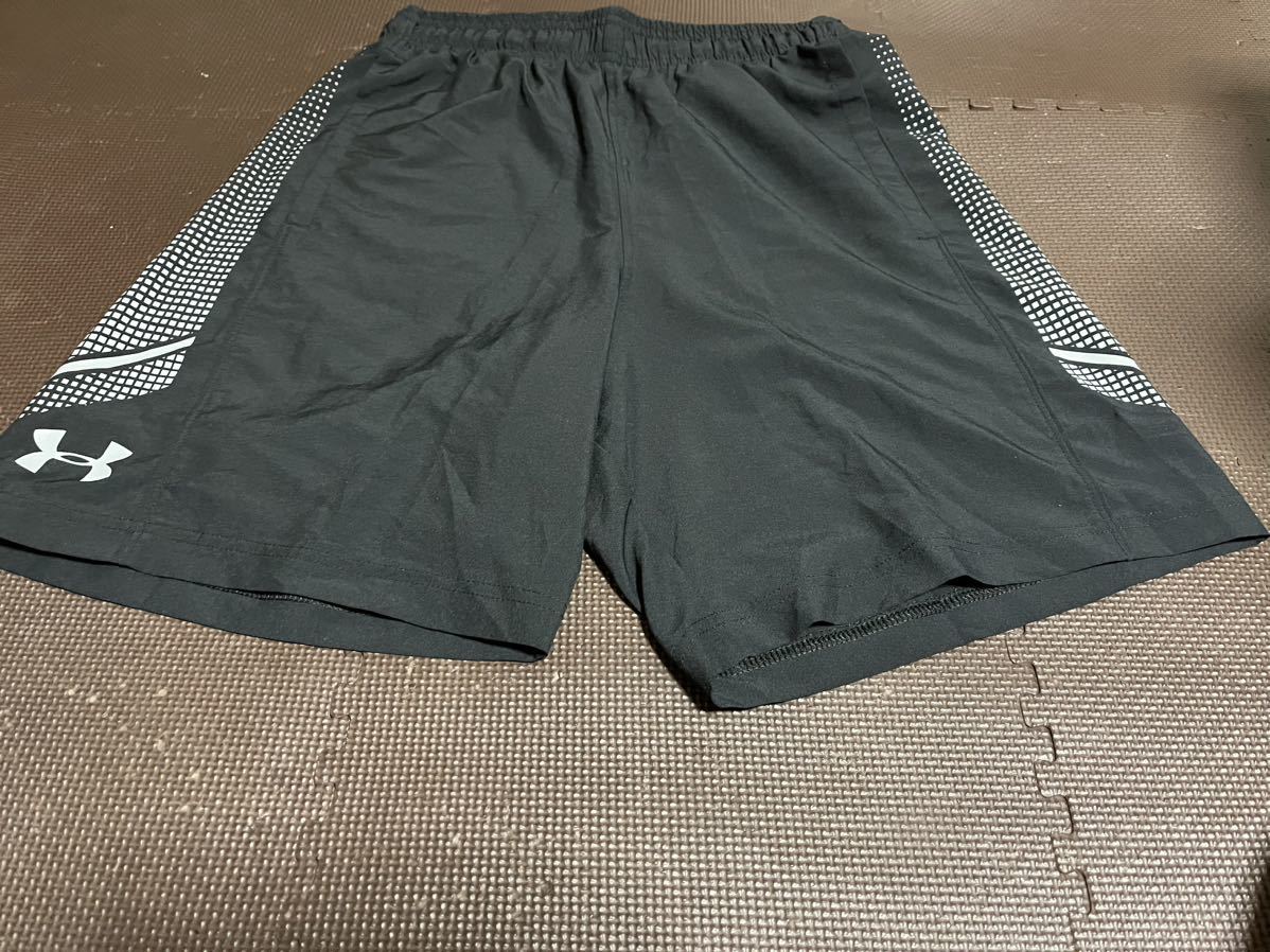 美品UNDER ARMOURウエストロゴ入り、黒、ロゴ、ライングレー、ストレッチハーフパンツ サイズMD拍卖
