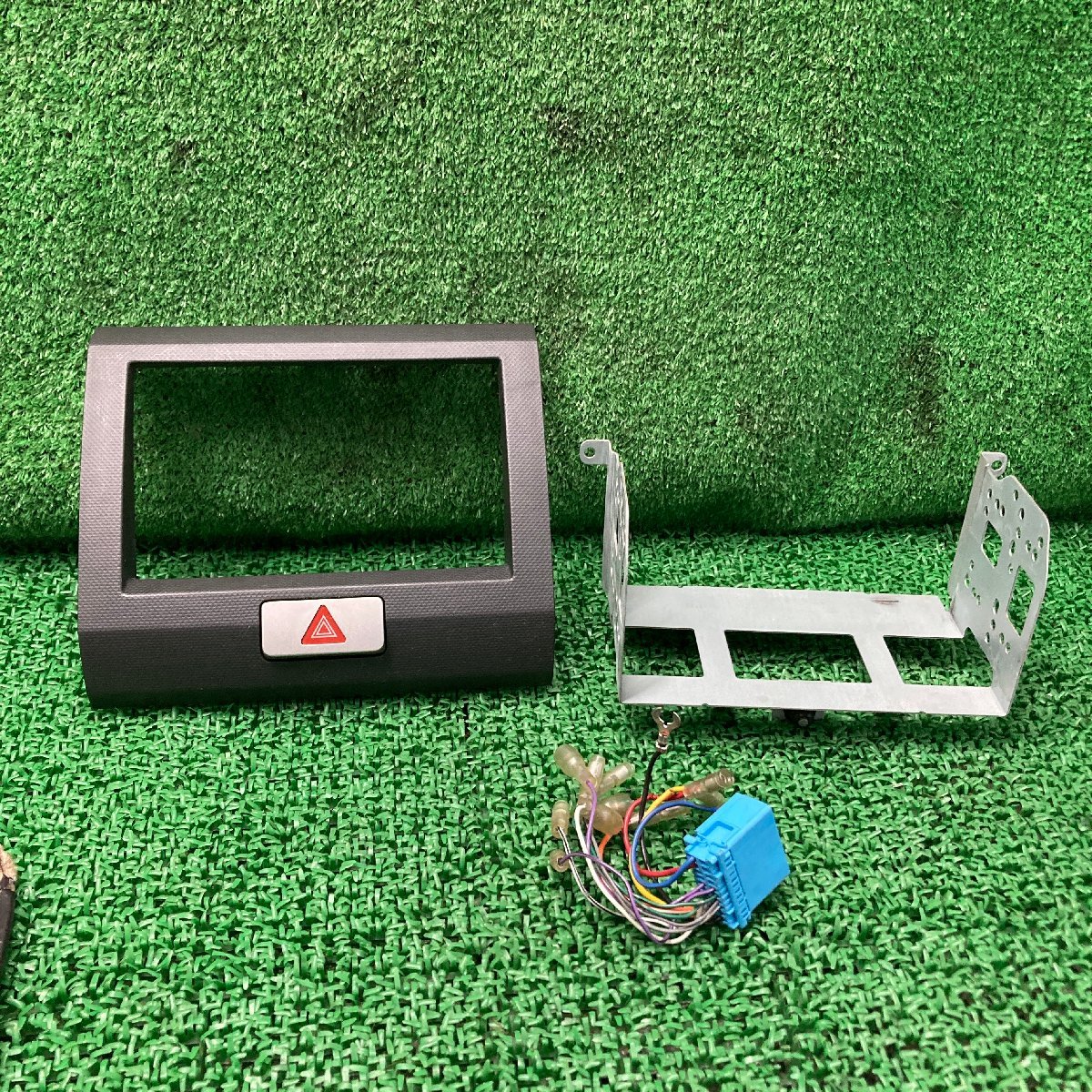 ♪♪最終値下げ!! AZワゴン FX MJ21S オーディオパネル 73821-58J1 ハーネス ブラケット付き 黒無塗装(W4010)♪♪拍卖