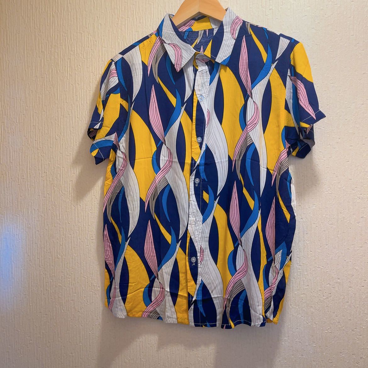 新品★ネイビー&イエロー&ピンク幾何学模様アロハシャツ★ブラウスユニセックス★Lアロハシャツ ハワイアンシャツ 柄★特別限定最終価格拍卖