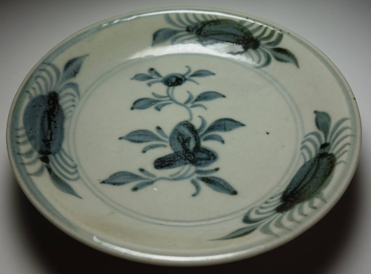 明朝期 徳化古窯 古琉球海上貿易 染付 三匹蟹守 西域不老長生花図 銘入り 古茶菓子皿 海のシルクロード拍卖