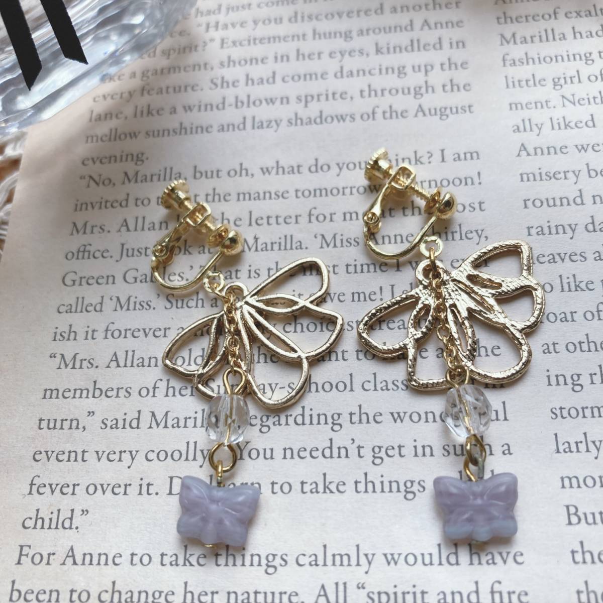 イヤリング 花と蝶 チェコビーズ 薄紫 バタフライ ゴールド チェーン ゆらゆら ☆vintage jewelry accessories A035拍卖