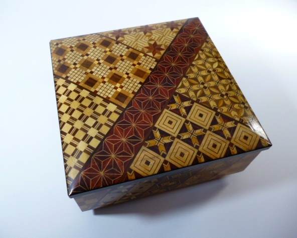 ξ 箱根寄木細工 オルゴール 小物入れ ξ 寄木細工 木象嵌 ケース 木 象嵌 鏡 小箱 アクセサリーケース オルゴール拍卖