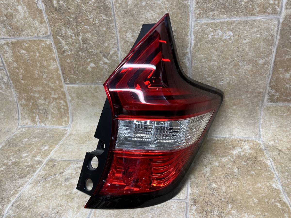 H9// E12ノート後期純正テールランプ右 ICHIKOH D202拍卖