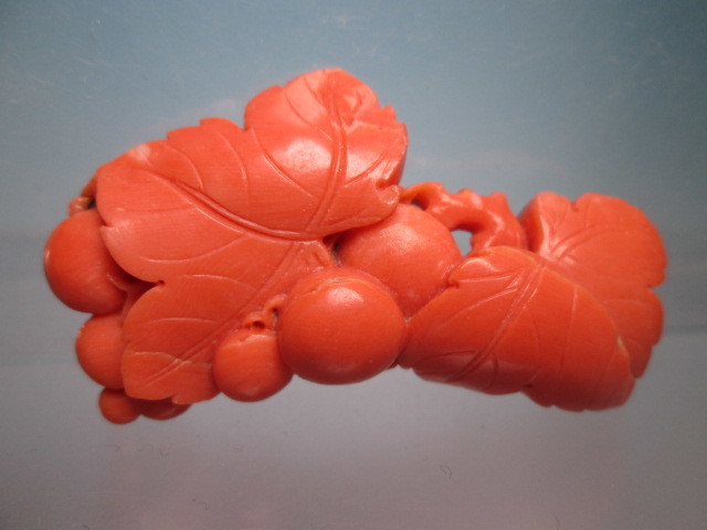 ☆アンティーク・本珊瑚大振りな葡萄彫刻の帯留め 22,59g拍卖