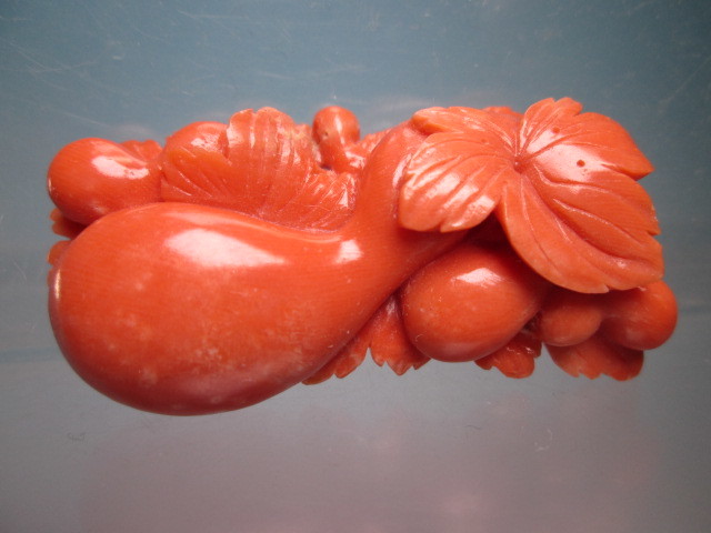 ☆アンティーク・本珊瑚薔瓢箪彫刻の帯留め 18,63g拍卖