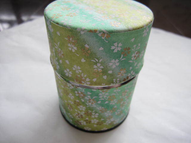 新品同様 お茶入れ 緑色 和柄 茶筒 筒型 密封 内フタ付き 保存容器 プラスチック容器 花柄拍卖