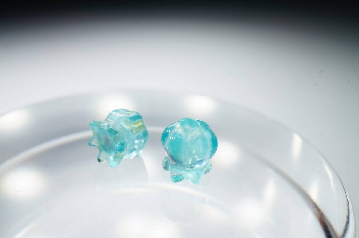 【即決特別価格!早い者勝ち!】希少!35年前の原石を加工彫刻!極上天然アパタイト「すずらん」彫刻研磨2個セット1.02ct甲府で彫刻研研磨拍卖