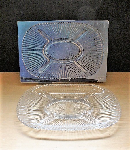 ▲は-586 盛皿 未使用 クリスタルガラス 保管品 ガラスプレート 皿:高3.5幅37.5奥25cm 箱:縦27幅38高4.5cm 全重量1.9kg拍卖