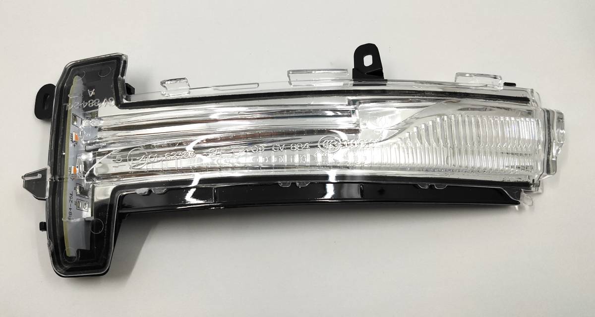 (送料込) ボルボ XC60 左ドアミラーウィンカーレンズ・ランプ【新品】拍卖