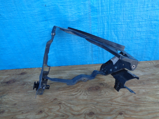 ☆AZ304 ベンツ W204 C63 Cクラス ヘッドライトサポート 右拍卖