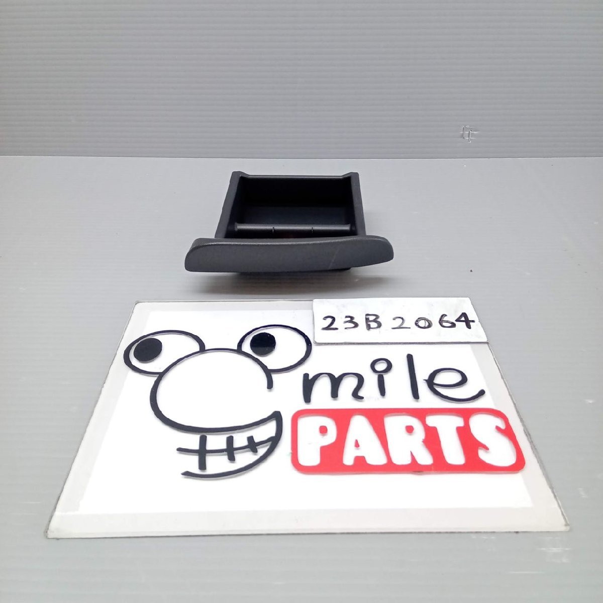 NCP81G/NCP81 シエンタ 純正 灰皿 1A8-4-5/23B2064*同梱不可拍卖